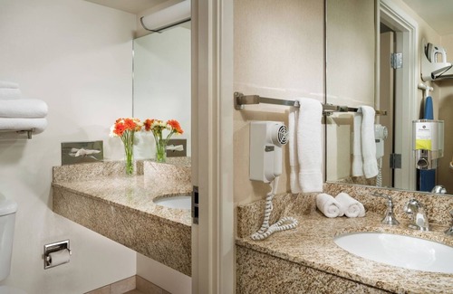 University District Hotel | Bright Two Queen Stay, Near Burke Museum, Staypineapple, 2 Rooms