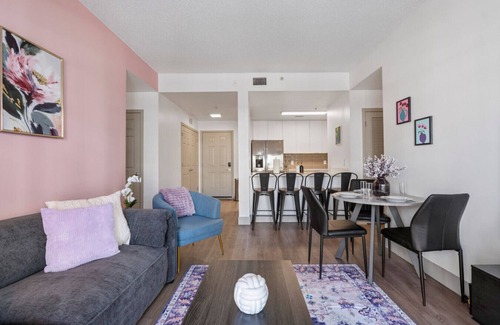 Third Ward Apartment | Bright Uptown Bliss | Free Parking, Walkable, Views