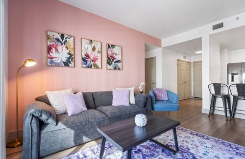 Third Ward Apartment | Bright Uptown Bliss | Free Parking, Walkable, Views