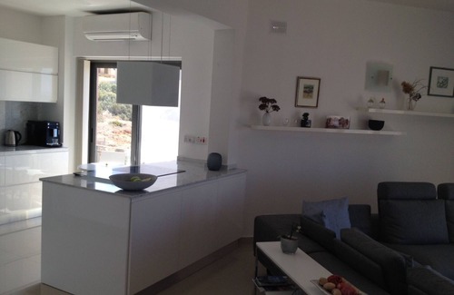 Għadira Apartment | Bright vacation apartment with spectacular sea views