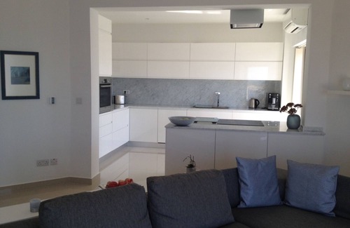 Għadira Apartment | Bright vacation apartment with spectacular sea views