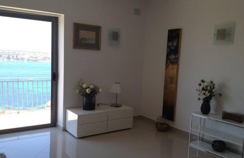 Għadira Apartment | Bright vacation apartment with spectacular sea views