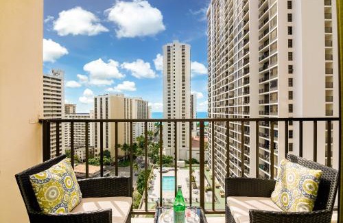 Waikiki Apartment | Bright Waikiki 1BR with Stunning Ocean Views