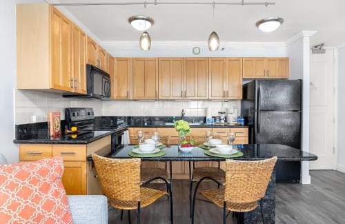Waikiki Apartment | Bright Waikiki 1BR with Stunning Ocean Views