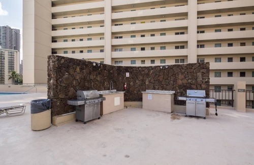Waikiki Condo | Bright Waikiki Studio Condo by RedAwning