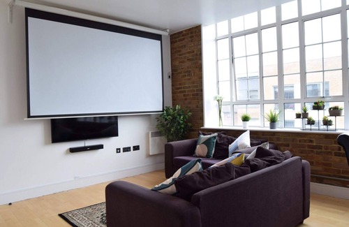 Southwark Apartment | Bright Warehouse Conversion in Buzzing Peckham