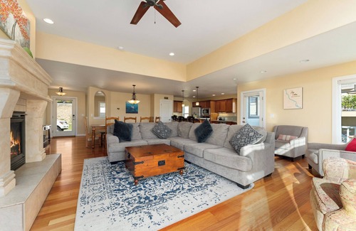 Wapato Point House | Bright Water Sunrise Home at Wapato Point Resort 5-bed Close to Sandy Beach/Pool