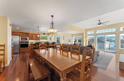 Wapato Point House | Bright Water Sunrise Home at Wapato Point Resort 5-bed Close to Sandy Beach/Pool
