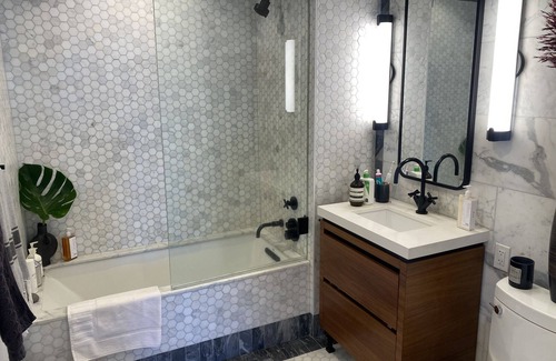 Greenpoint Condo | Bright waterfront apt with stunning NYC skyline views