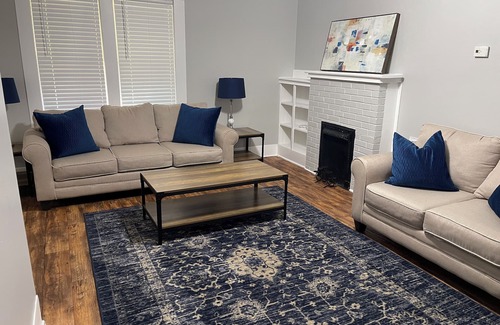 Hattiesburg House | Bright Yellow house Charming 2-bedroom house with WiFi and AC in Hattiesburg