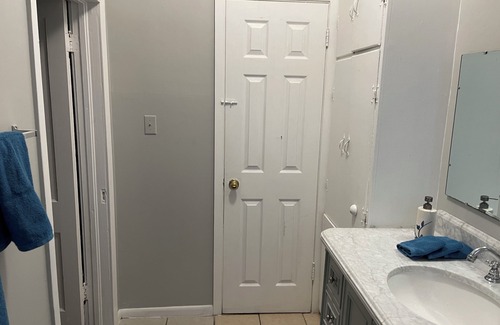 Hattiesburg House | Bright Yellow house Charming 2-bedroom house with WiFi and AC in Hattiesburg