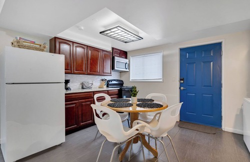 Brighton House | Brighton Guesthouse - Walk to Metro