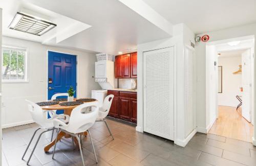 Brighton House | Brighton Retreat - Walk to Metro