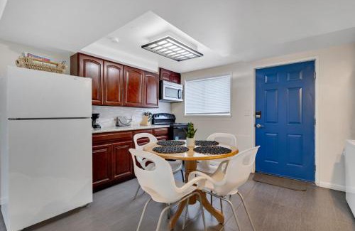 Brighton House | Brighton Retreat - Walk to Metro