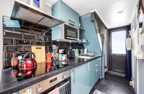 Seafront House | Brighton Water Cabin at the Marina, Free Parking By My Getaways