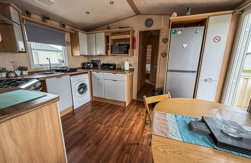 Louth House | Brilliant 6 berth caravan for hire at Sunnydale Park in Skegness ref 35076AF