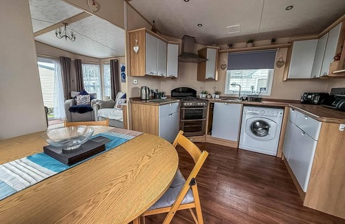 Louth House | Brilliant 6 berth caravan for hire at Sunnydale Park in Skegness ref 35076AF