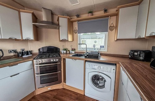 Louth House | Brilliant 6 berth caravan for hire at Sunnydale Park in Skegness ref 35076AF