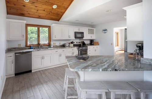 Point Judith House | Brilliant Ocean View! Walk to Beach!