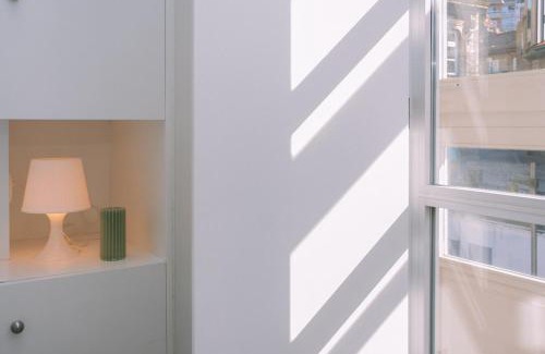 Casco Vello Apartment | Brillo de Vigo desde la ventana by CABANA Rentals