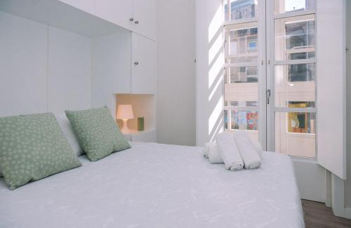 Casco Vello Apartment | Brillo de Vigo desde la ventana by CABANA Rentals