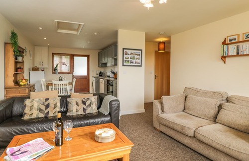 Hook Cottage | BRINDLE COTTAGE, pet friendly in Royal Wootton Bassett