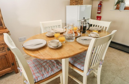 Hook Cottage | BRINDLE COTTAGE, pet friendly in Royal Wootton Bassett