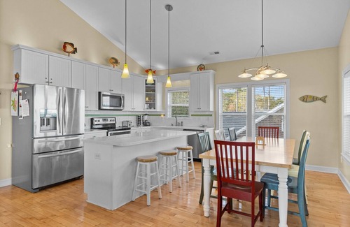Newport House | BRING THE BOAT ! GORGEOUS PET FRIENDLY HOME ON THE SOUND