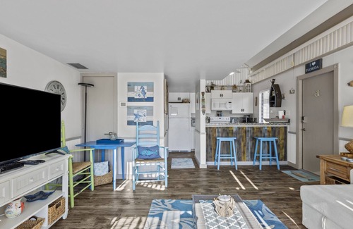 Crystal River Cottage | Bring your boat to "On River Time" cottage!