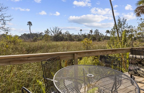 Crystal River Cottage | Bring your boat to "On River Time" cottage!