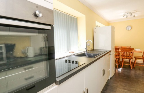 Llanrhystud Cottage | BRITANNIA COTTAGE, family friendly, with a garden in Llanrhystud