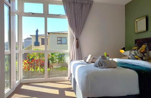 Walmer Apartment | Brizzys Balcony Luxe Retreat Great Location!
