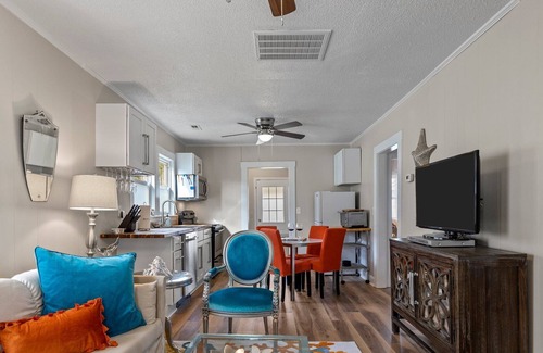 Morehead City Cottage | BROAD St Cottage PET FRIENDLY- 2 blocks from Downtown Beaufort/WATERFRONT