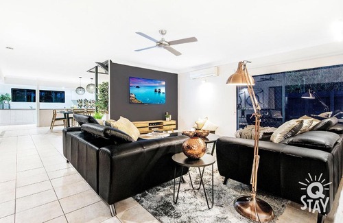 Broadbeach Waters House | Broadbeach Waters 7 Bedroom home with Pool - QSTAY
