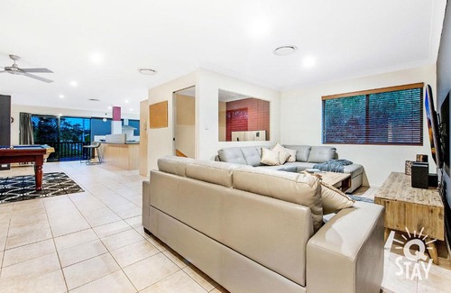 Broadbeach Waters House | Broadbeach Waters 7 Bedroom home with Pool - QSTAY