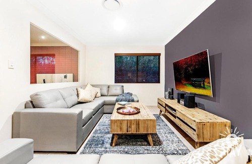 Broadbeach Waters House | Broadbeach Waters 7 Bedroom home with Pool - QSTAY