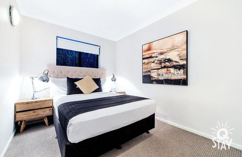Broadbeach Waters House | Broadbeach Waters 7 Bedroom home with Pool - QSTAY