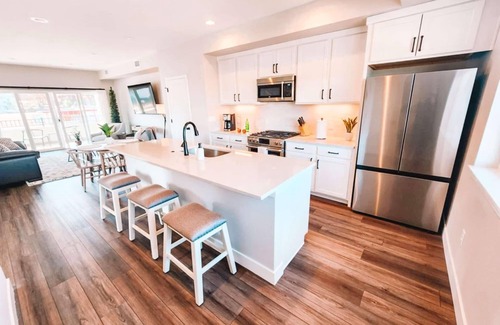 Skyway House | Broadmoor Mtn Retreat Pet Friendly Townhousenn