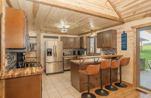 Sevierville Cabin | BroadMountainView: MtnView, IndoorPool, Games, Theater, HotTub, Wifi, Yard
