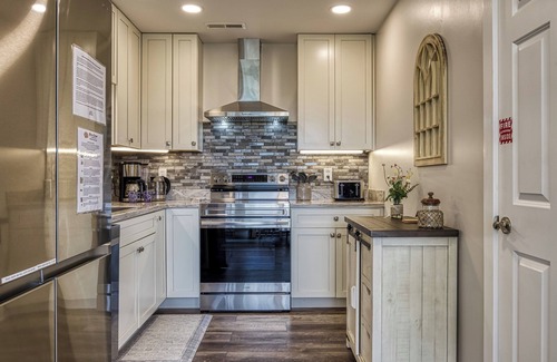 Kodak House | Broadview, River, Golf Course, Games, free Attraction Tickets!