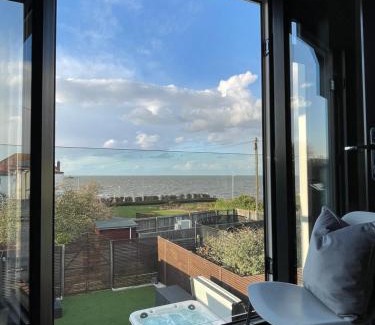 Herne Bay Villa | Broadway Beach Home with Hot tub