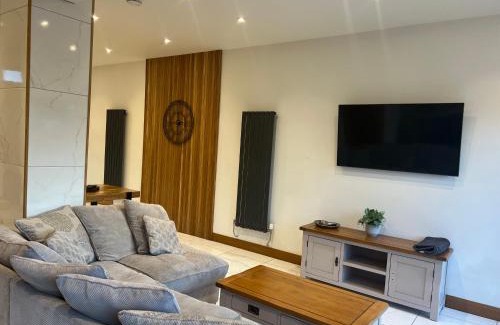Herne Bay Villa | Broadway Beach Home with Hot tub