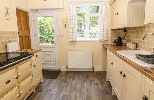 Arthog Cottage | BRON ABER, pet friendly, with open fire in Arthog