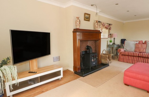 Llanrhaedr Cottage | BRON DYFFRYN, family friendly, with a garden in Denbigh