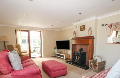 Llanrhaedr Cottage | BRON DYFFRYN, family friendly, with a garden in Denbigh