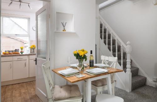 Penrhyndeudraeth House | Bron Eryri - Our Cosy House opposite the entrance to Portmeirion!