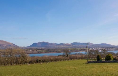 Brynsiencyn House | Bron Haul