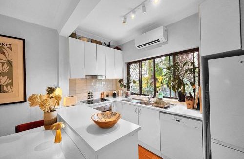 Bronte Apartment | Bronte Beach 500m - 2BR - Rooftop with Ocean Views