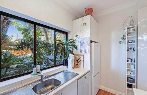 Bronte Apartment | Bronte Beach 500m - 2BR - Rooftop with Ocean Views