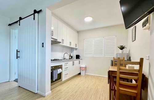 Bronte Apartment | Bronte studio w/water views Sydney's Best Suburb